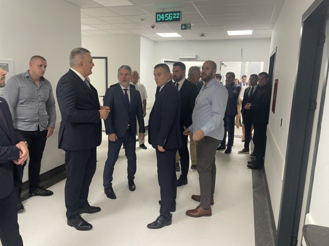 Minić sa ministrima u posjeti novom objektu bolnice Trebinje (FOTO)