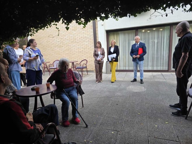 Delegacija Vlade Srpske posjetila Dom penzionera u Trebinju - Foto: Ustupljena fotografija