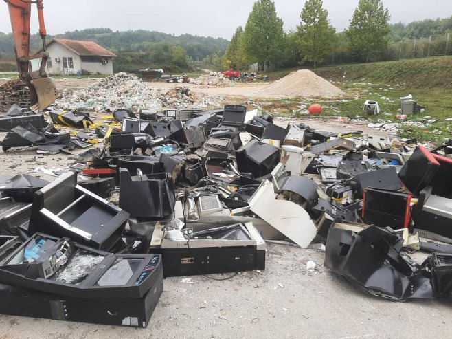 Uništavanje ilegalnih aparata - Foto: Ustupljena fotografija