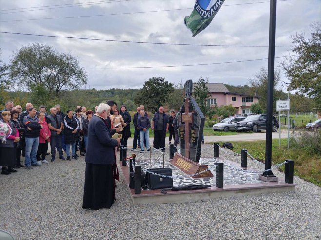 Osveštano spomen-obilježje i služen parastos, kotorvaroško naselje Tovladić - Foto: SRNA