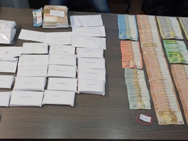 U akciji "Firma" oduzet novac, oružje, skupocjena vozila; Pretresi na 36 lokacija, uhapšeno osam osoba (FOTO/VIDEO)