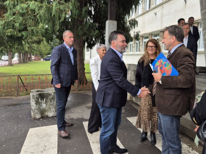 Staša Košarac i Reno Mejer posjetili Srednjoškolski centar Pale Staša Košarac i Reno Mejer posjetili Srednjoškolski centar Pale - Foto: SRNA