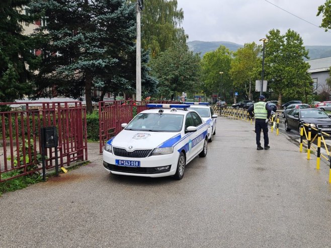 Dojave o bombama u 807 škola u Srbiji, policija na terenu