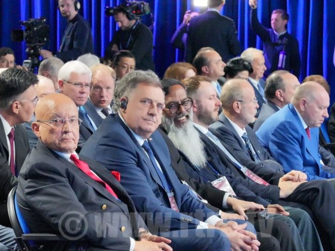Dodik u Sočiju pratio obraćanje Putina na plenarnoj sjednici "Valdaj foruma": Na sastanku novi dogovor za budućnost (FOTO)