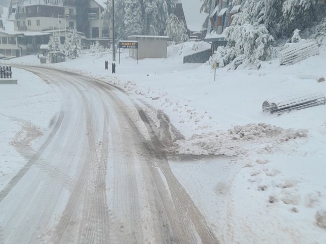 Apel vozačima - zimsku opremu koristiti na planinskim prevojima (FOTO/VIDEO)