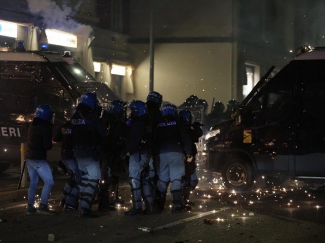 Italija, protesti (foto: EPA/MAX CAVALLARI) - 