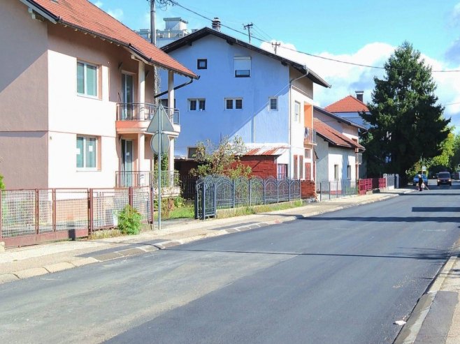 Mještani Ulice braće Јugovića u naselju Obilićevo ogorčeni: Ulica asfaltirana, a kao da nije! (VIDEO)