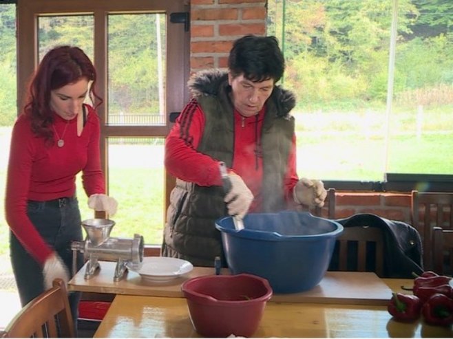 Јesen je i priprema zimnice - tajnu pripreme ajvara znaju i Banjalučanke (VIDEO)