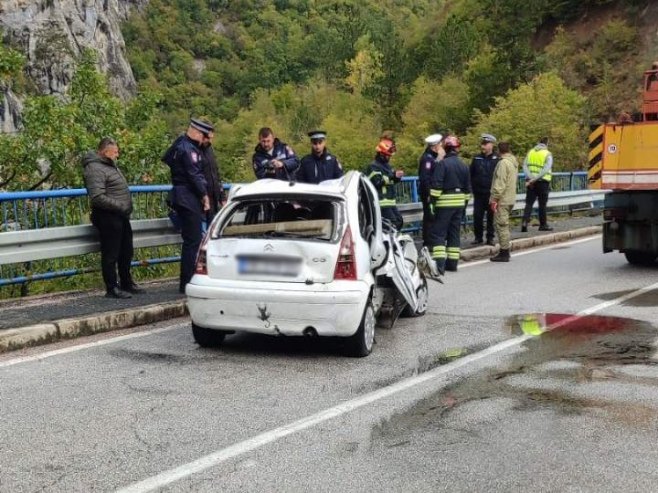 Obustava saobraćaja na dijelu magistralnog puta Dobrun-Vardište, izvučen automobil (FOTO)