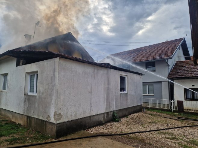 Požar u banjalučkom naselju Derviši, zahvaćeno potkrovlje kuće