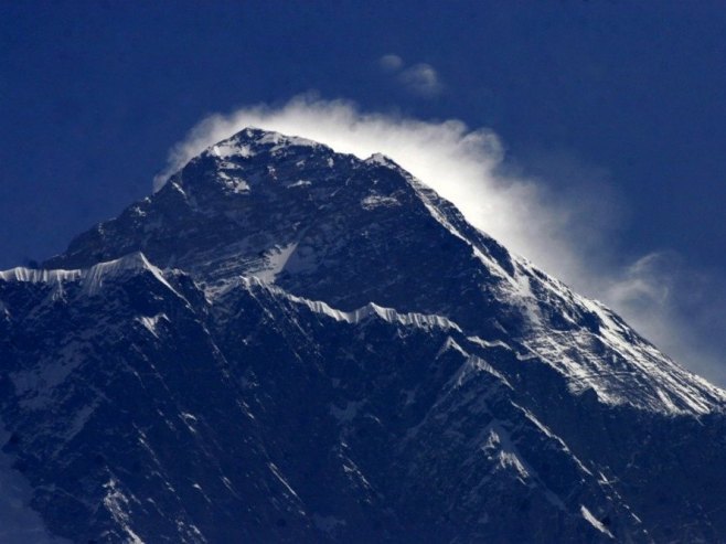 Mont Everest: Poginuo planinar, 137 spasenih iz mećave, stotine nestalih (VIDEO)