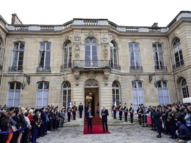 Primopredaja premijerskih dužnosti, Pariz (foto: EPA/STEPHANE DE SAKUTIN) Primopredaja premijerskih dužnosti, Pariz (foto: EPA/STEPHANE DE SAKUTIN) -