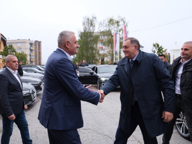 Dodik u Han Pijesku: Drago mi je što je načelnik Đurić dio SNSD-a