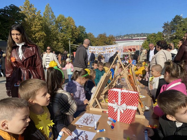 Doboj: Јesenja manifestacija "Zlatni dani djetinjstva" okupila više od 300 mališana (FOTO)