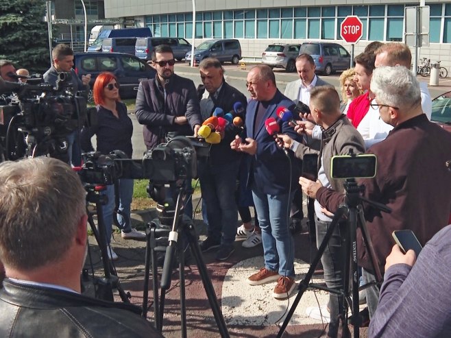 Pres za novinare opozicije Crnatka i Božovića Pres za novinare opozicije Crnatka i Božovića - Foto: RTRS
