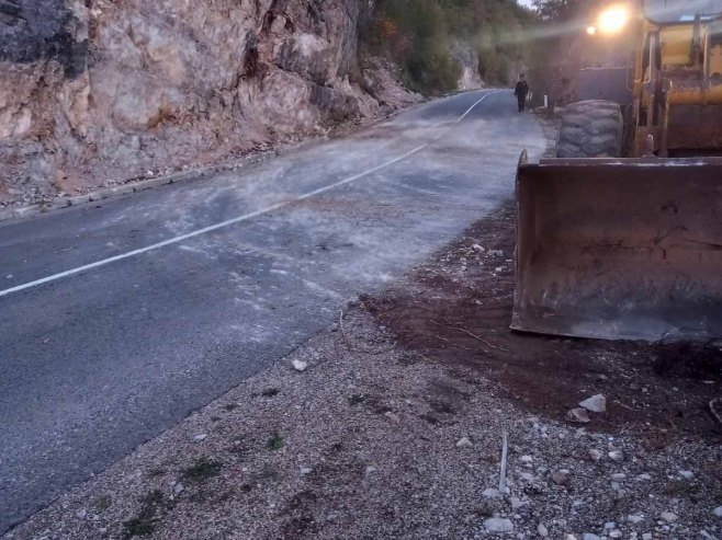 Otklonjen odron na putu kod Kneževa