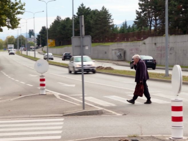 Stanovnici Ulice Dragana Bubića godinama upozoravaju na nebezbijednu raskrsnicu (VIDEO)