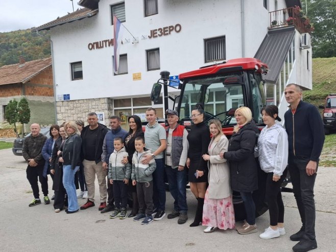Komunalno preduzeće iz Јezera dobilo traktor vrijedan 30 hiljada KM