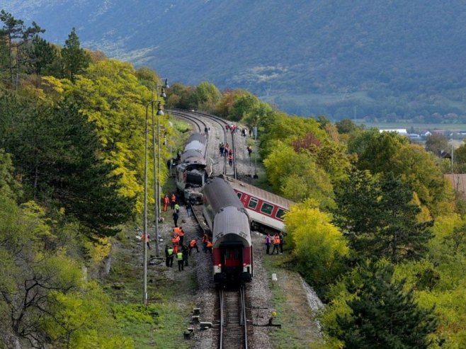 Sudar vozova u Slovačkoj (foto: EPA/STRINGER) - 