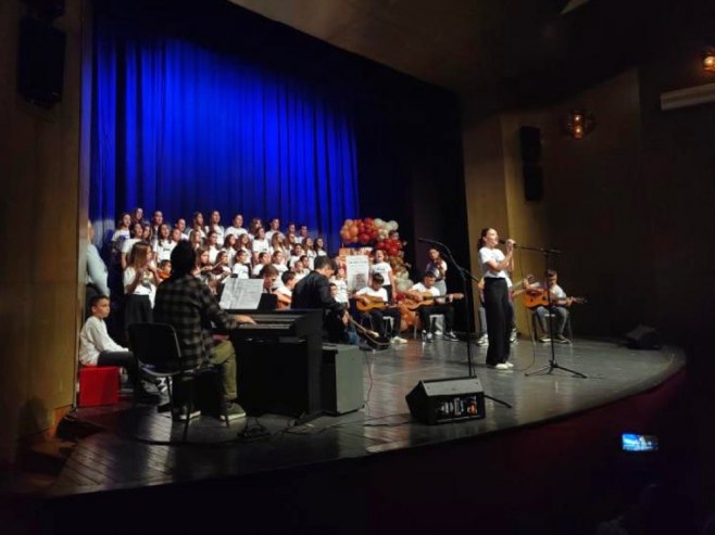 U Prijedoru održan koncert hora "Vilenjak" i Muzičke radionice "Čarobna frula" iz Novog Grada