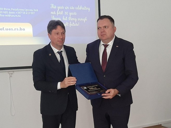 Budimiru uručeno priznanje Medicinskog fakulteta u Foči; Fakultet jedan od najboljih u svim srpskim zemljama