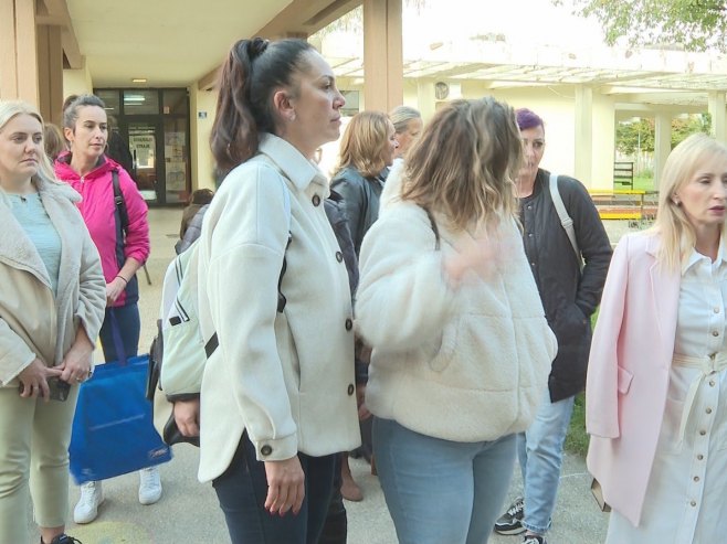Vaspitači nastavili generalni štrajk; Gradska uprava predlaže povećanje od 20 odsto do kraja godine Vaspitači nastavili generalni štrajk; Gradska uprava predlaže povećanje od 20 odsto do kraja godine