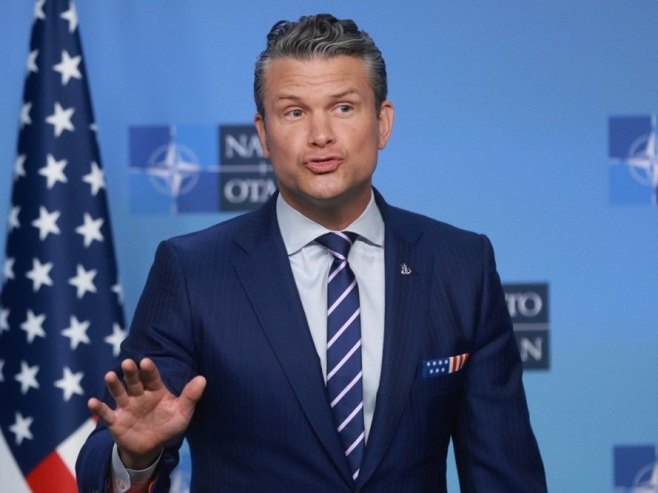 Hegsetov avion preusmjeren zbog "vanredne situacije"