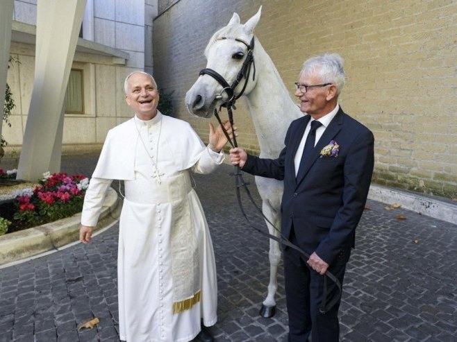 Papa Lav 14. dobio na poklon bijelog konja