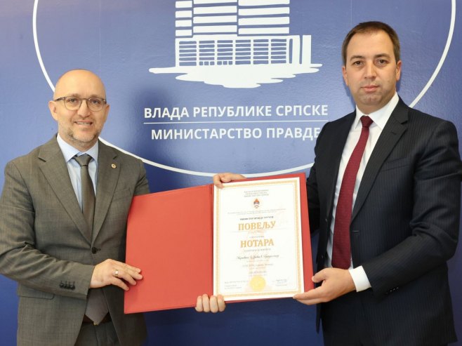 Goran Selak uručio povelju notaru iz Bratunca Goran Selak uručio povelju notaru iz Bratunca - Foto: RTRS