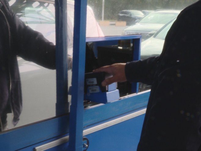Kilometarske kolone ka graničnim prelazima zbog novog sistema i praznika (VIDEO)