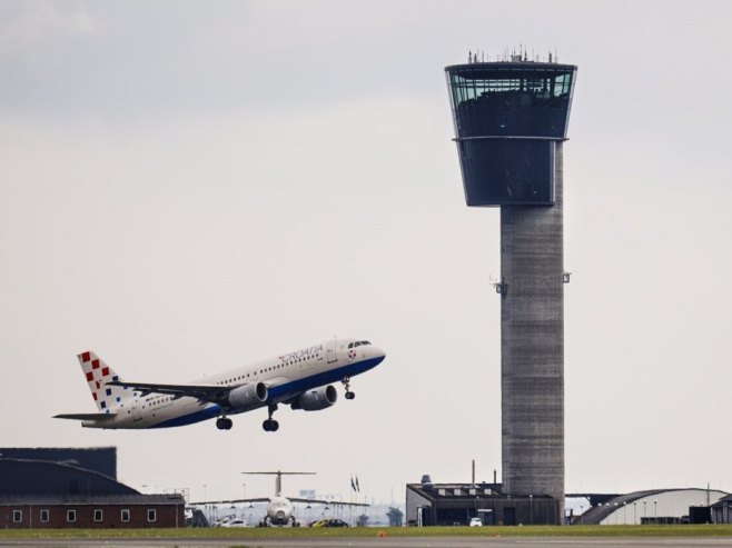Dok je avion slijetao na splitski aerodrom, neko je ispalio signalnu raketu