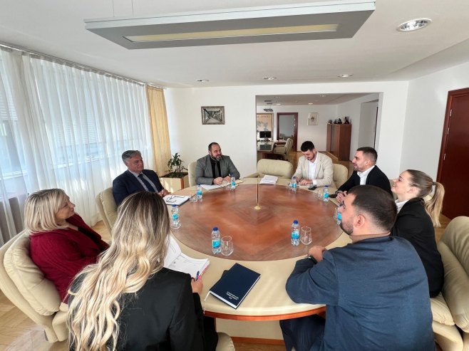 Siniša Karan sa studentima Siniša Karan sa studentima - Foto: RTRS