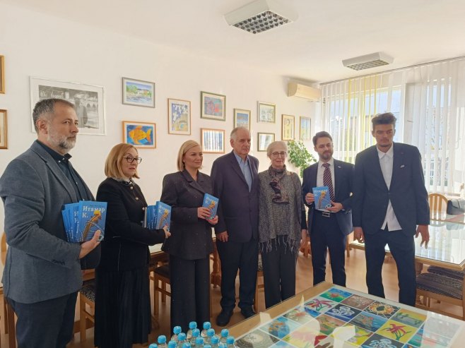Izraelski književnik Ido Netanjahu donirao banjalučkoj OŠ "Ivo Andrić" primjerke svoje knjige "Itamar K"