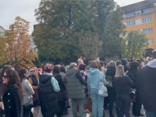 Mirni protest banjalučkih vaspitača u centru grada (VIDEO)
