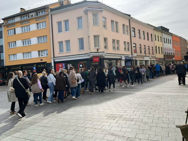 Mirni protest banjalučkih vaspitača u centru grada Mirni protest banjalučkih vaspitača u centru grada - Foto: RTRS