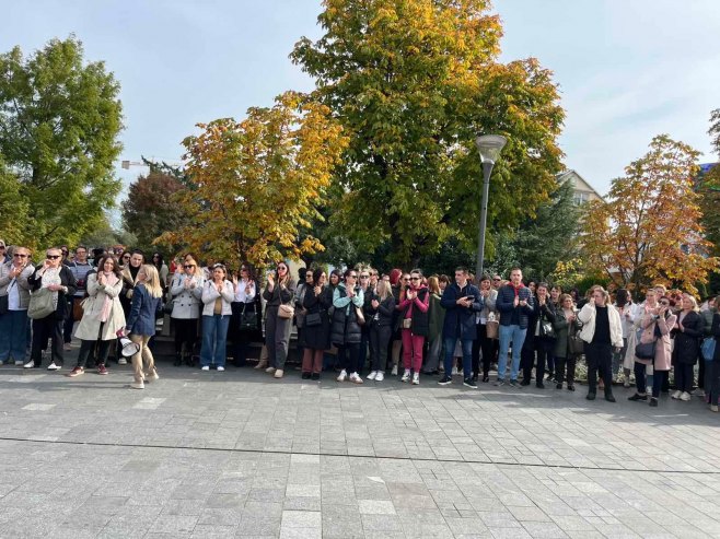 Mirni protest banjalučkih vaspitača u centru grada Mirni protest banjalučkih vaspitača u centru grada - Foto: RTRS