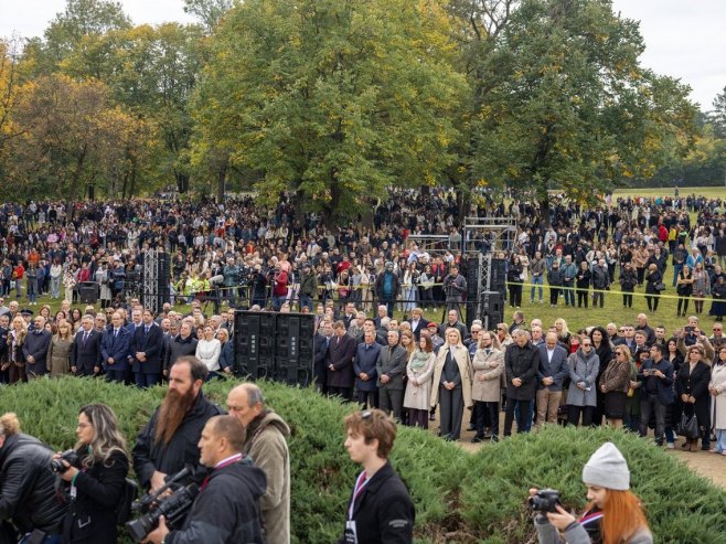 U kragujevačkim Šumaricama služen moleban kragujevačkim novomučenicima (FOTO)