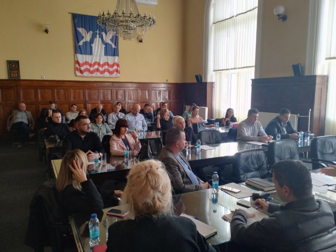 U Bijeljini sastanak direktora preduzeća i ustanova sa odbornicima U Bijeljini sastanak direktora preduzeća i ustanova sa odbornicima - Foto: SRNA