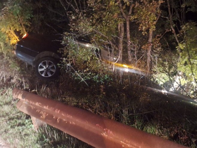 Saobraćajna nezgoda na dionici Gacko - Bileća; Automobili sletjeli s puta (FOTO)