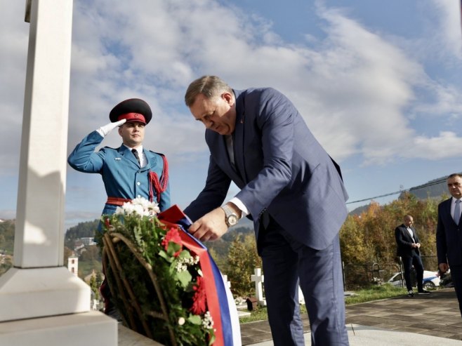 Dodik, Minić i Karan položili vijence na vojničkom groblju u Miljevićima (FOTO)