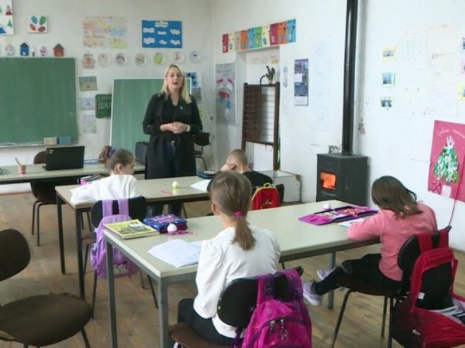 Nagrađena uciteljica Nagrađena uciteljica - Foto: RTRS