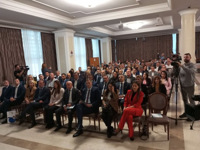 Ministar Vipotnik na Poslovnom forumu Ministar Vipotnik na Poslovnom forumu - Foto: RTRS