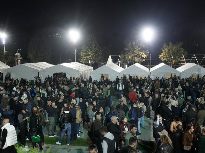Ispred Skupštine okupljanje građana u znak podrške muškarcu ranjenom u napadu, stigao i Vučić (VIDEO)