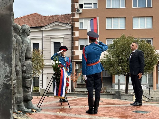 Minić u Derventi položio vijenac kod Centralnog spomen-obilježja poginulim borcima VRS (VIDEO)