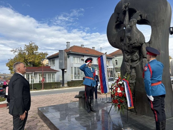 Minić u Brodu položio vijenas na spomenik palim borcima (FOTO/VIDEO)