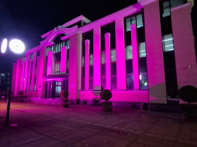 Derventa simbolično u roza boji kao gest podrške oboljelima od karcinoma dojke (VIDEO)