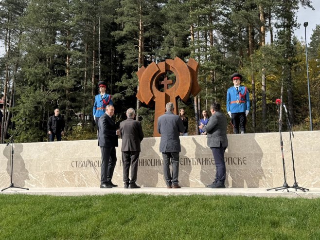 UŽIVO - U Palama svečano otkriven spomenik posvećen stvaraocima i braniocima Srpske (FOTO)
