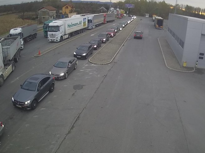 U Gradišci i Gradini duge kolone na izlazu iz BiH
