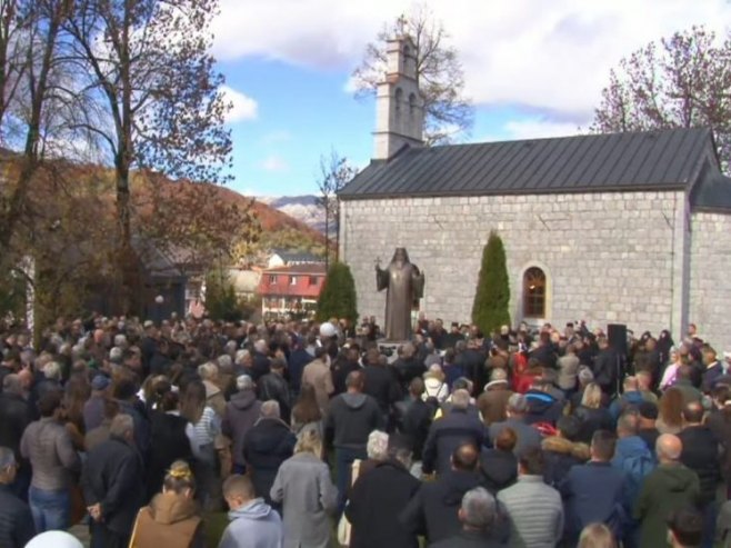 Otkriven spomenik mitropolitu Amfilohiju u Kolašinu (VIDEO)
