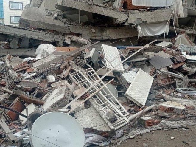 Srušila se zgrada u Istanbulu (VIDEO)